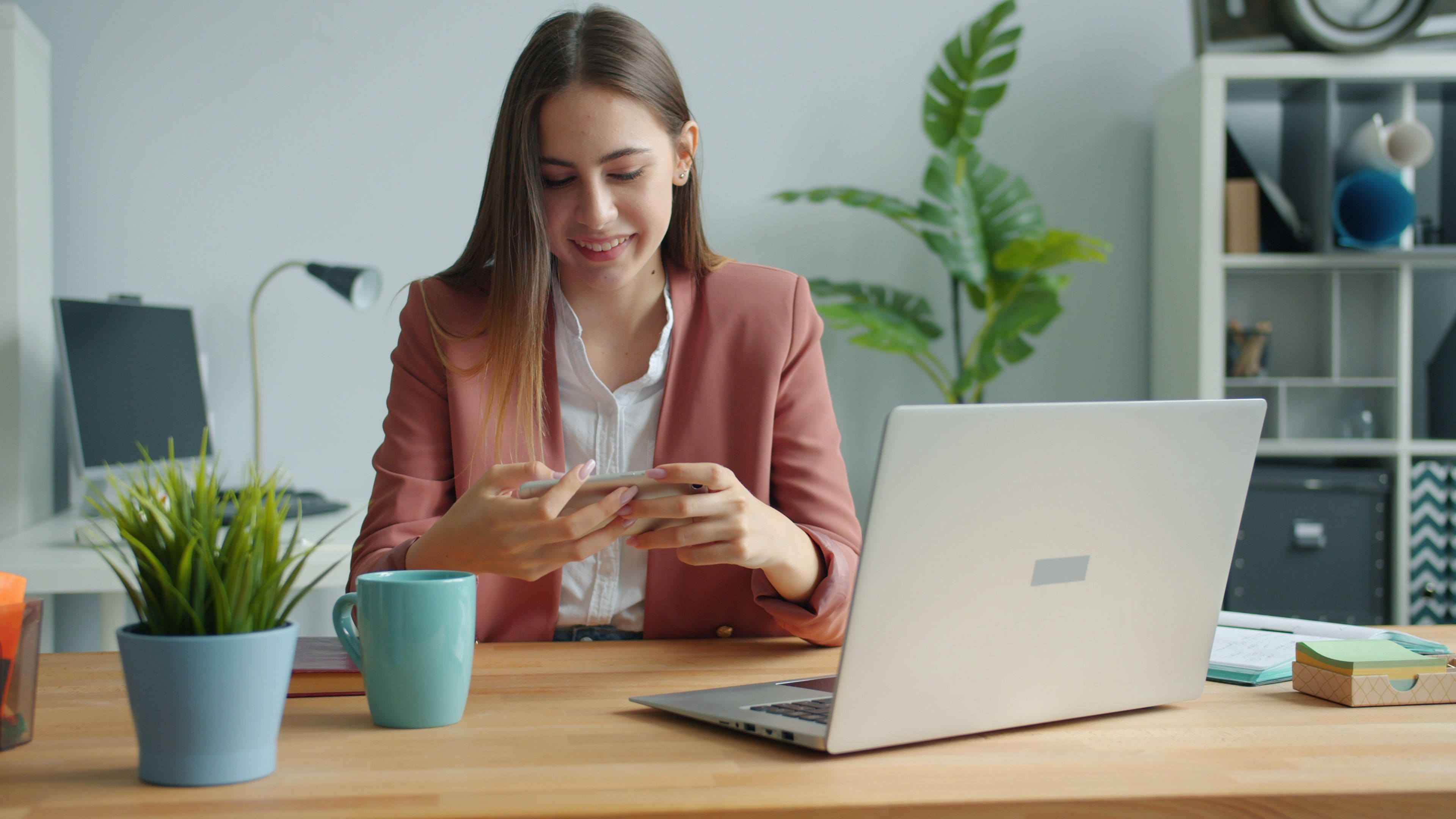 Recepcionista organizando agenda com tablet